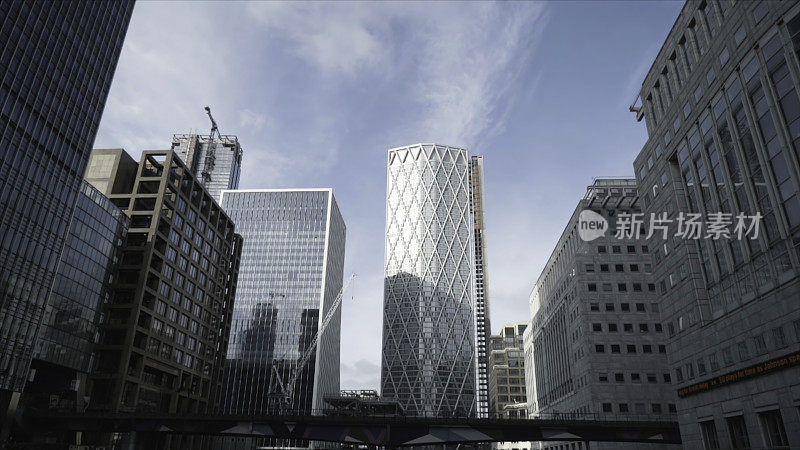 伦敦金融区正在建设的现代玻璃摩天大楼从底部俯瞰。行动。商业城市中心