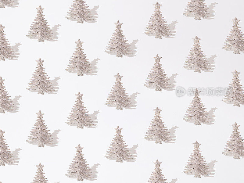 银光闪闪的装饰圣诞树在白色的背景。最小的设计。