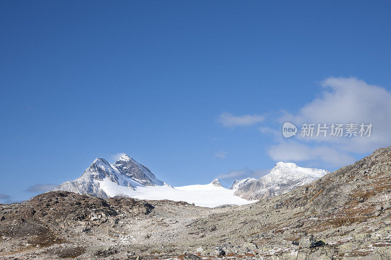 在Jotunheimen国家公园的一条岩石徒步小径上接近Uranos山