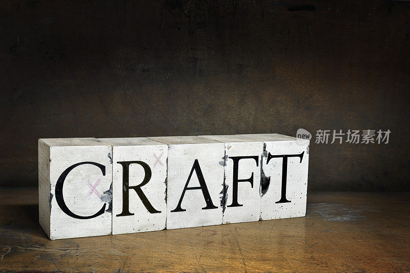 用木制凸版印刷的“CRAFT”两个字。