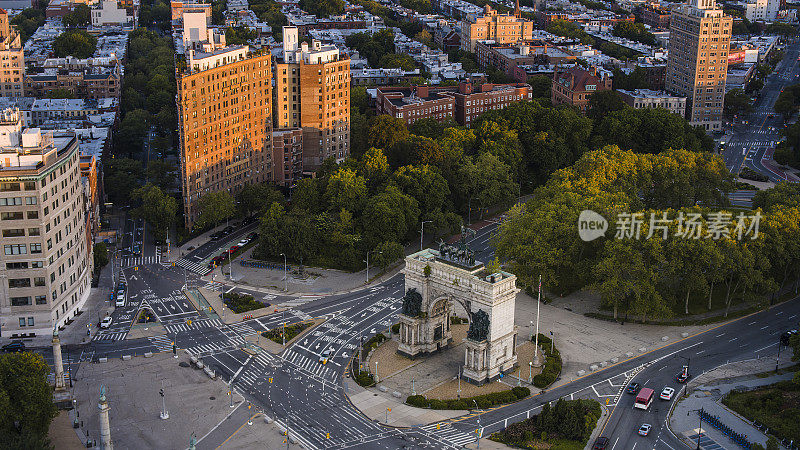 大军队广场，被称为展望公园广场，在春天日出时，纽约布鲁克林展望公园的正门。