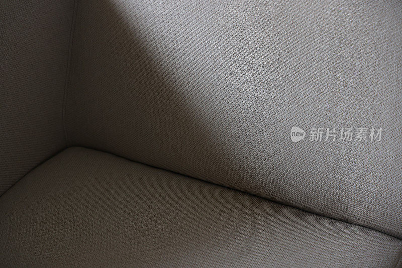 灰色纺织品在客厅舒适的沙发上