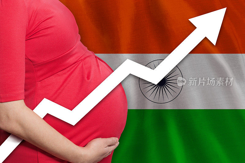 印度孕妇在印度国旗背景上。出生率上升