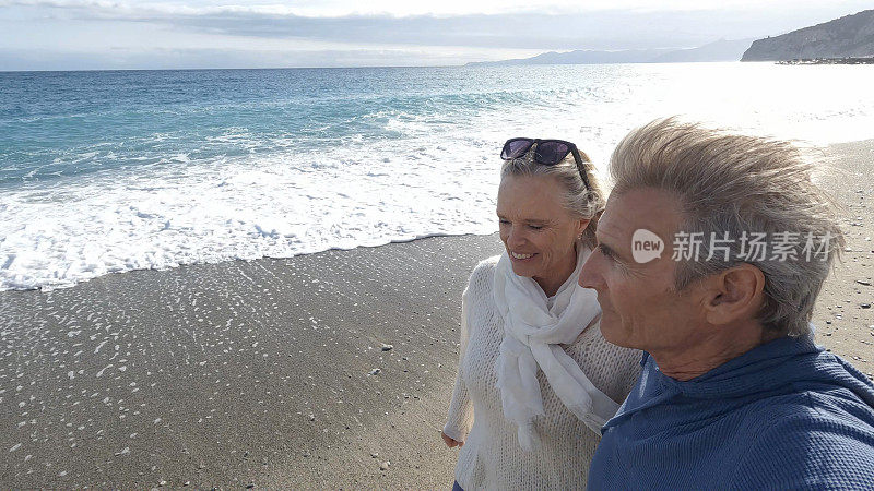 老年夫妇在海边散步