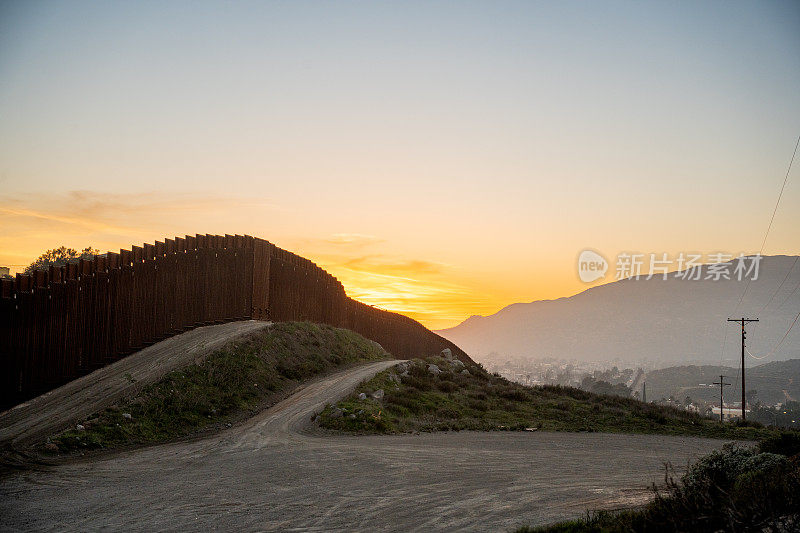 墨西哥特卡特的美墨边境墙是国家安全的象征，也是围绕移民政策和边境管制的持续辩论的象征