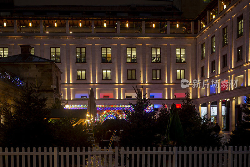 英国伦敦科文特花园的传统圣诞装饰