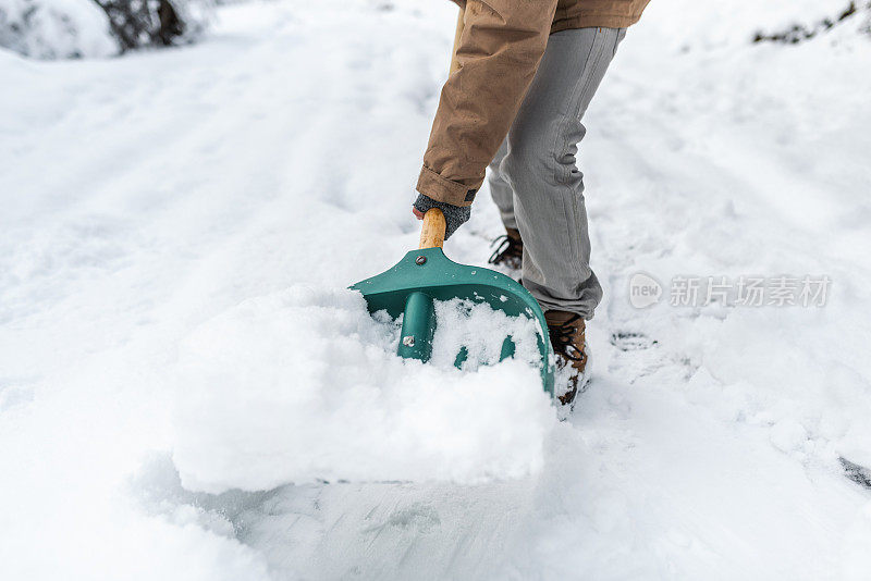 拿着雪铲的男人