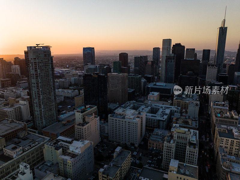 日落时洛杉矶市中心商业和住宅塔楼的鸟瞰图