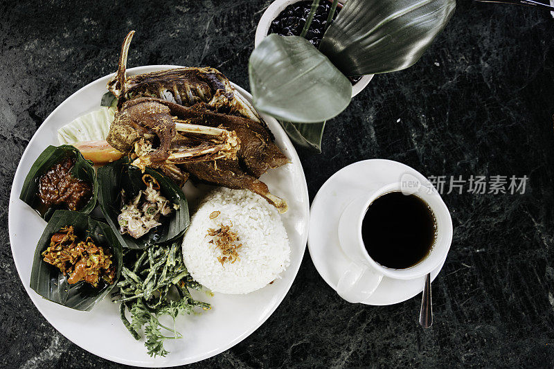 巴厘炖鸭饭。印尼名菜