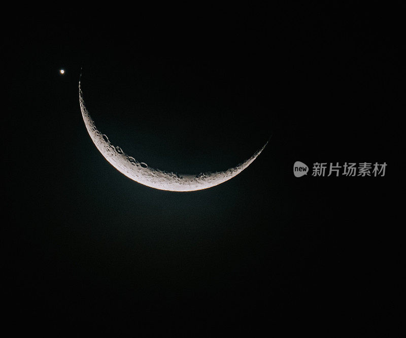 月牙和金星在夜间