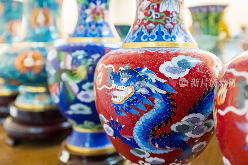 中国景泰蓝工艺瓶，瓶身上有图案