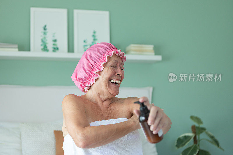 戴浴帽的年长妇女