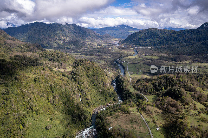 河流穿过山林