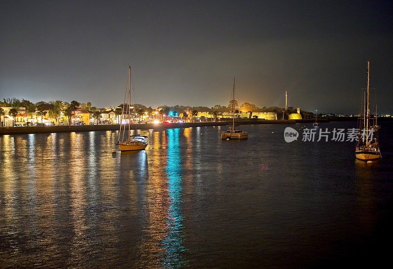 夜晚的马坦萨斯河穿过狮子桥，回望圣奥古斯丁市中心