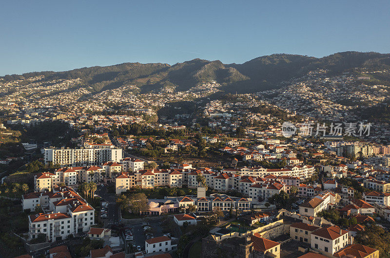 葡萄牙马德拉岛丰沙尔市的鸟瞰图。