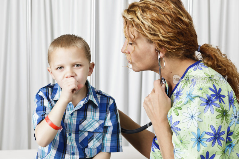 一个小男孩在咳嗽，医生检查他的肺