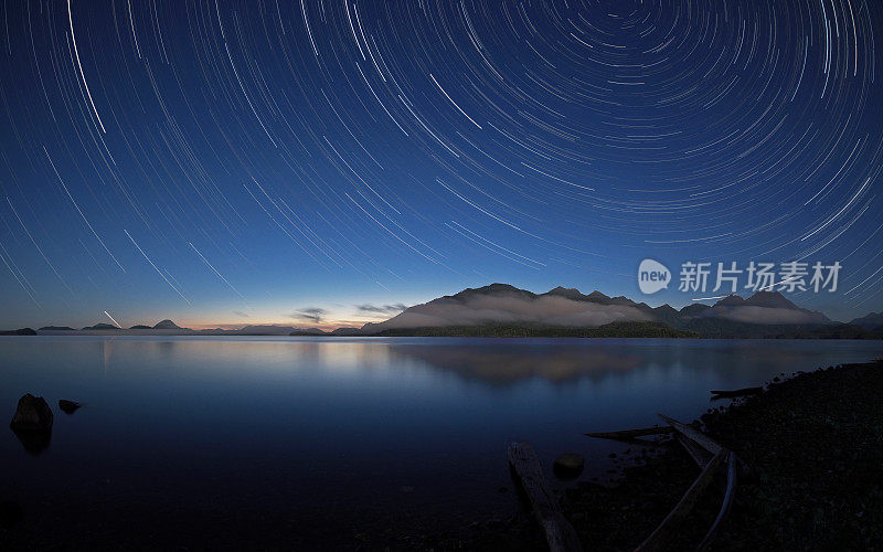 加拿大温哥华岛肯尼迪湖上的星星