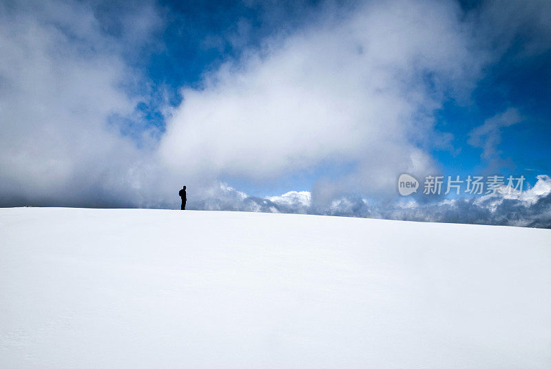 雪山上的孤独之人