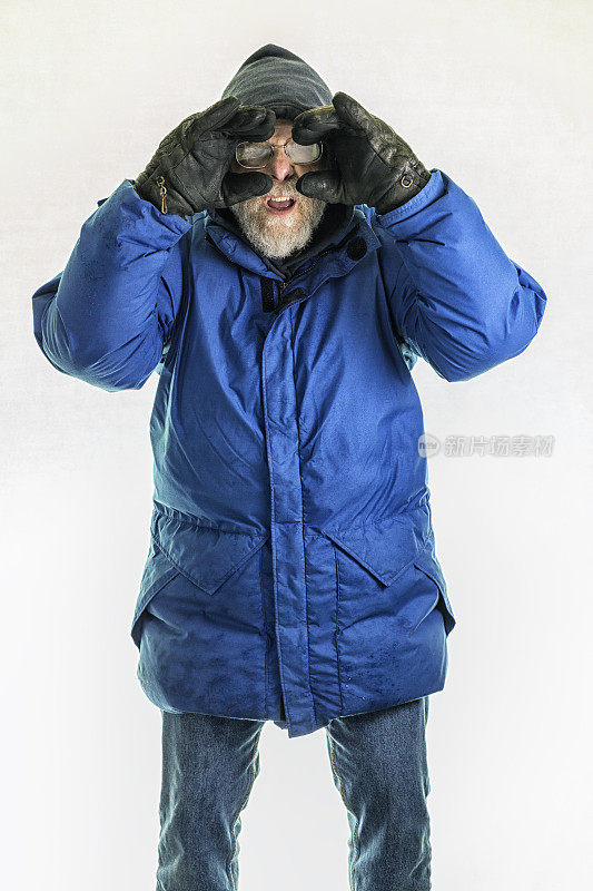 寒冷的成年男子在冬季夹克和雾蒙蒙的眼镜