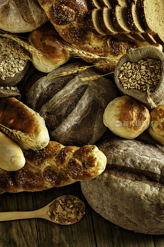 手工烘焙:新鲜混合面包，面包卷和酸面包