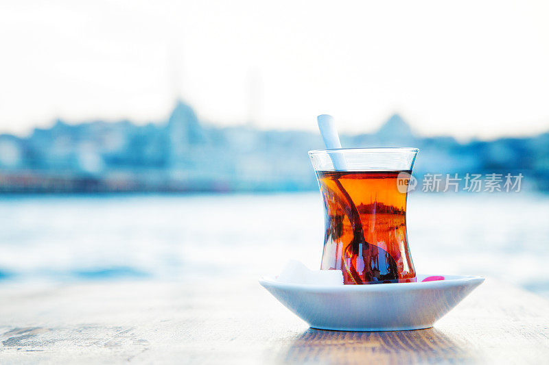 一杯土耳其茶，面前是模糊的伊斯坦布尔天际线