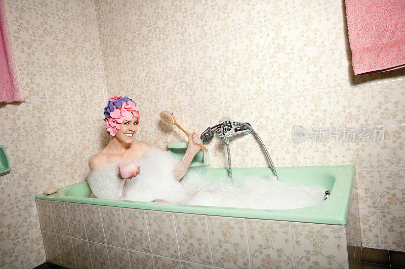 正在洗泡泡浴的女人