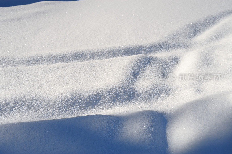 旧汽车在雪地上留下痕迹