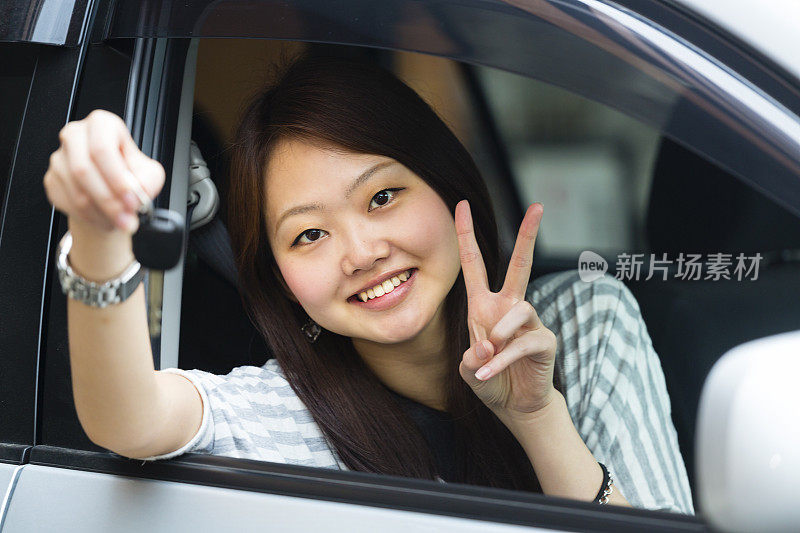 漂亮的日本女人开车