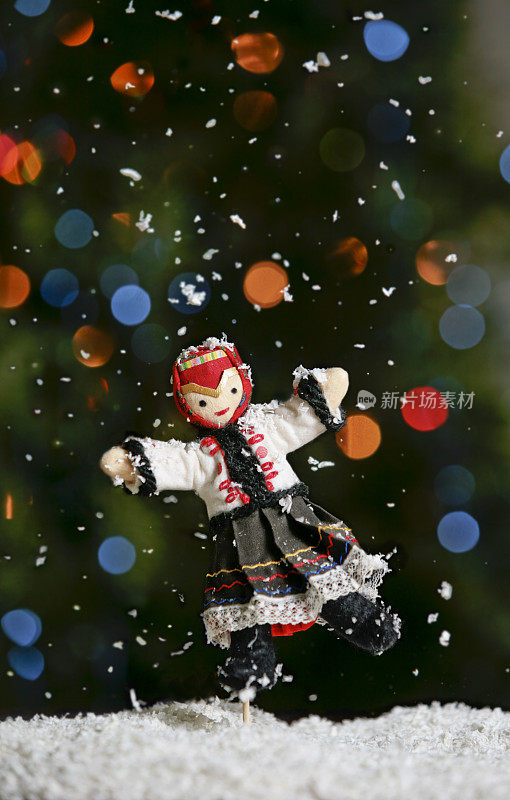 俄罗斯娃娃在雪中跳舞(后面有圣诞树)