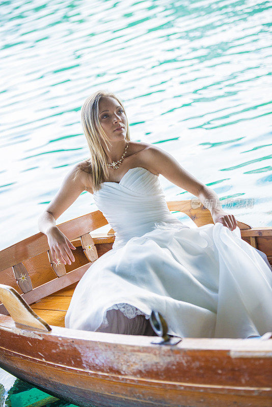 小船上的年轻新娘
