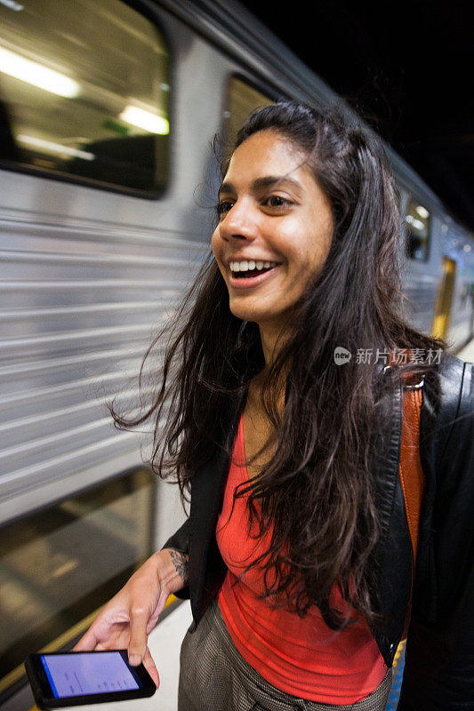 坐悉尼火车上下班发短信的女人