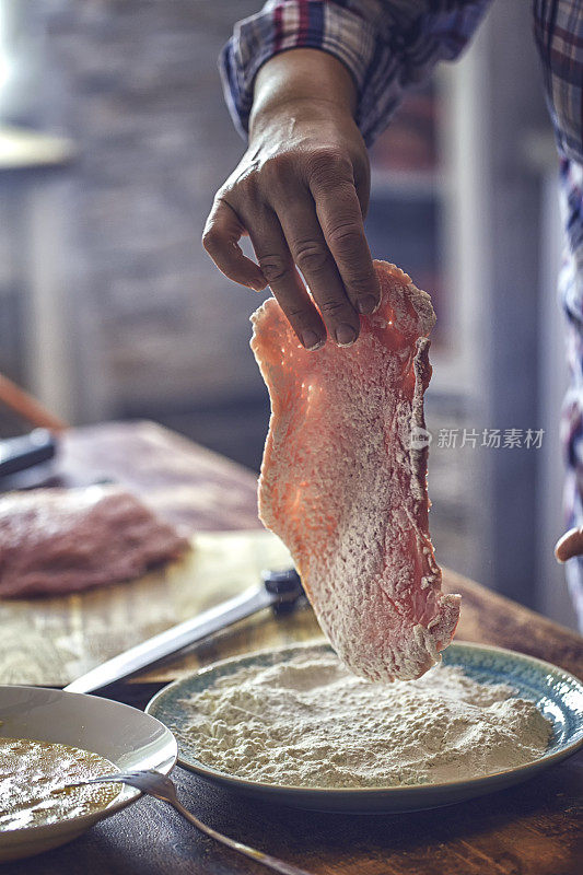 准备维也纳炸肉片