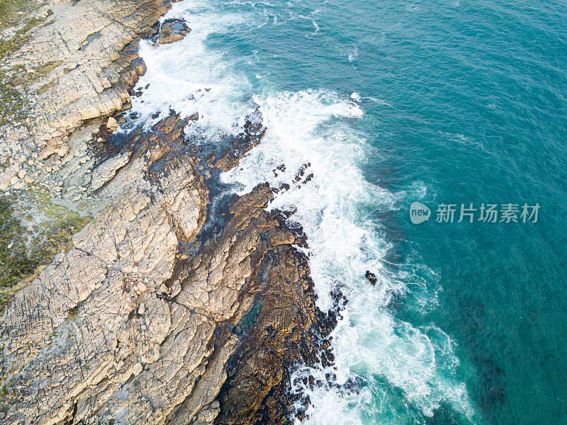 令人惊叹的海岸线上空的航拍图像