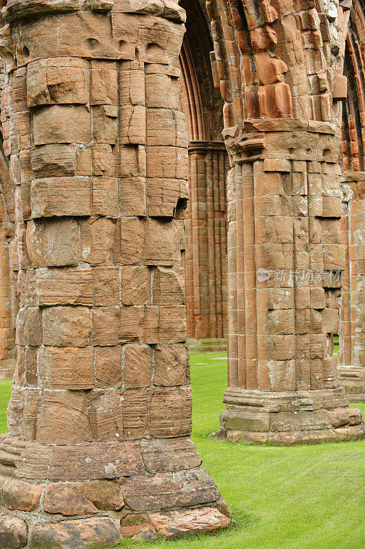 苏格兰遗址上雕刻的砂岩柱子