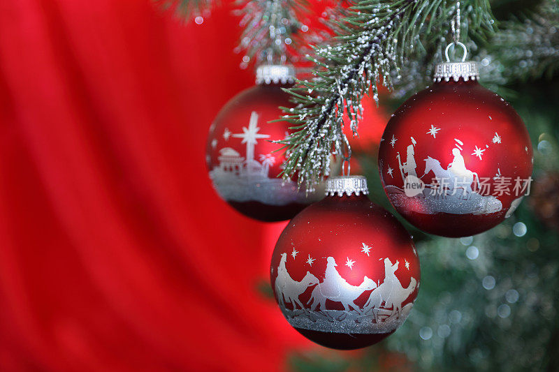宗教:圣诞耶稣诞生场景上三件红色装饰品