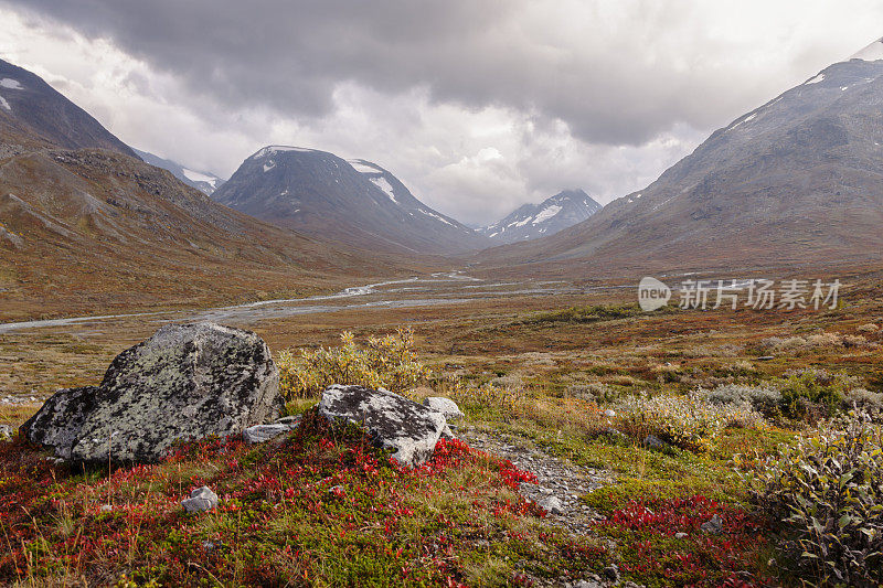 挪威群山中的秋色。