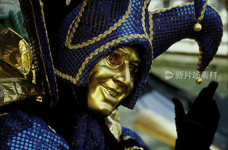 威尼斯狂欢节上的金色小丑面具(XXL)