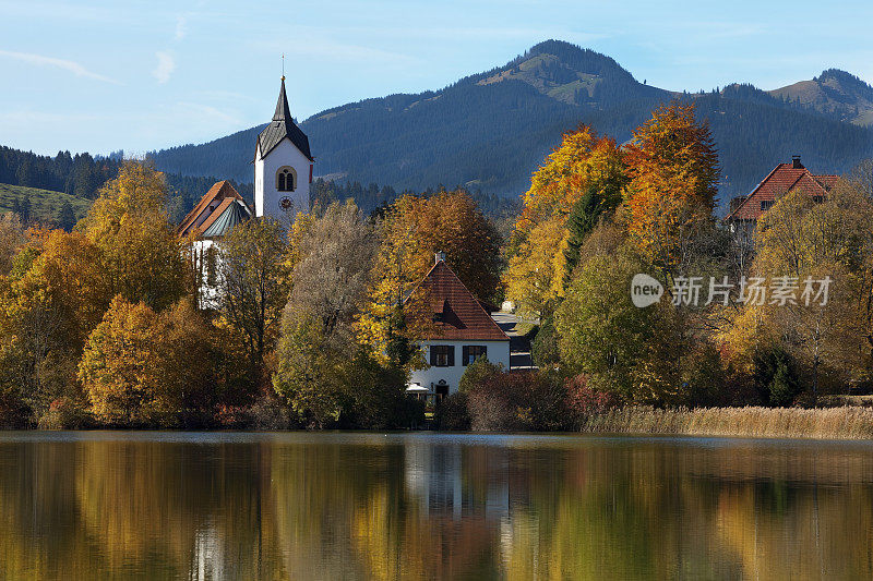 威森西湖的小教堂和阿尔卑斯山的秋天