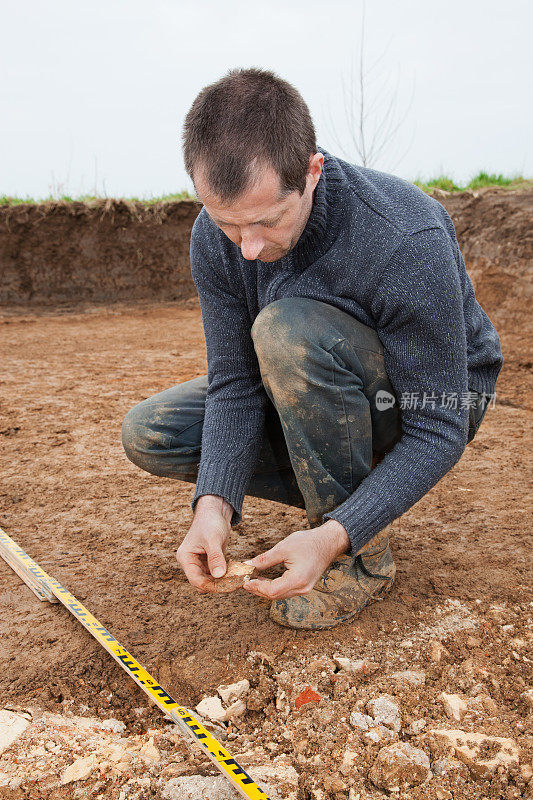 考古学家在挖掘现场