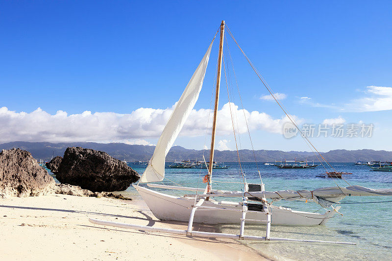 一艘菲律宾传统帆船搁浅在沙滩上