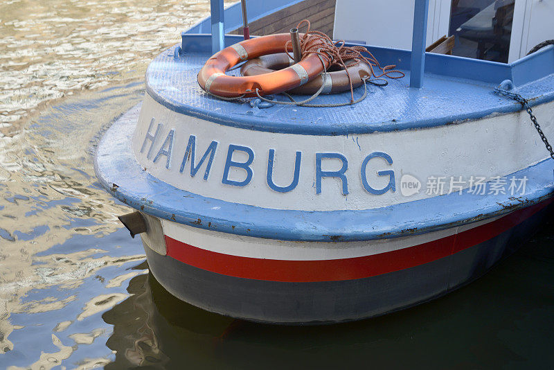 在汉堡易北河港口航行的驳船
