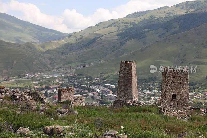 北奥塞梯传统的奥塞梯墓穴和家族塔楼