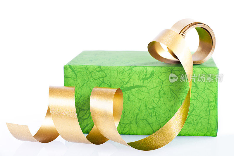 绿色的礼物和金色的丝带