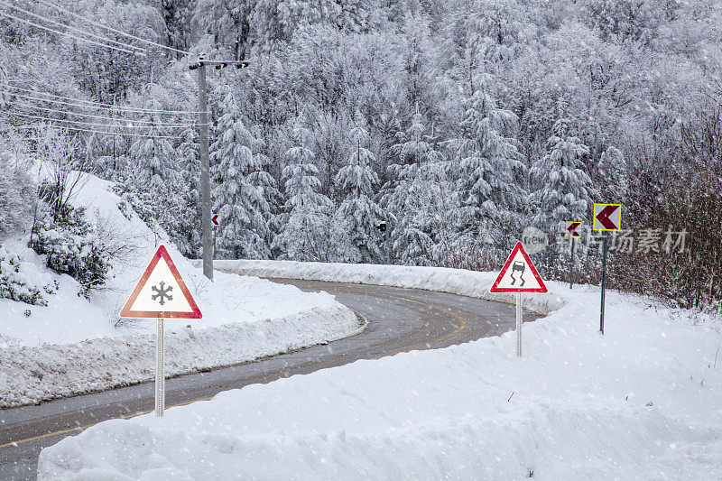 有路标的雪地公路