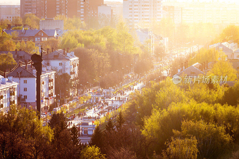 日落时分俄罗斯小镇的春天大道
