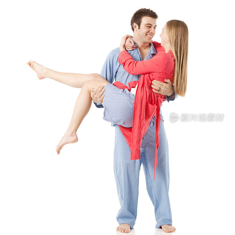 穿着睡衣的男人抱着一个女人