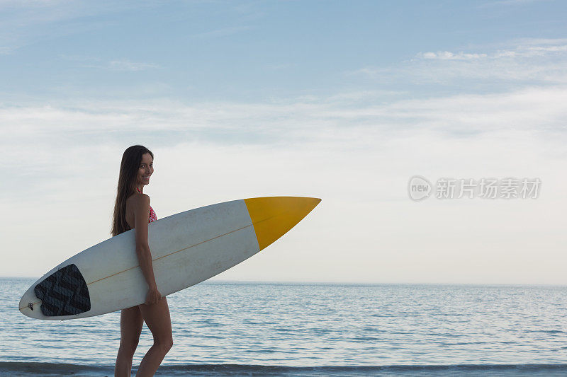 快乐的女人走向大海