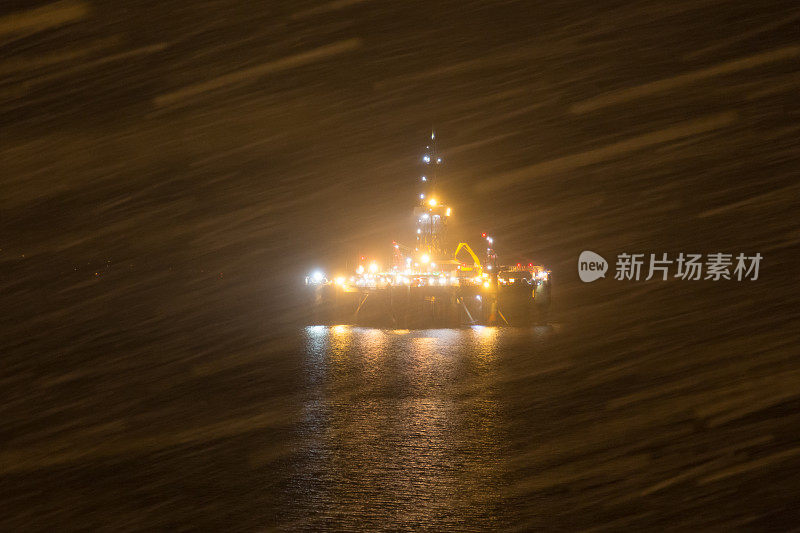 海上石油钻井平台在夜间冬季风暴