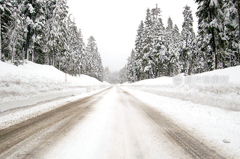 冬天下雪的山路