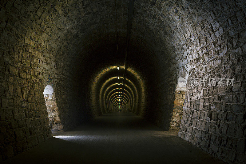空的地下隧道